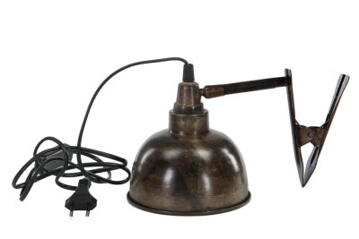 Ruffig snygg lampa i plåt/metall antik brun i nyansen. I så kallad kläm modell med nypa att fästa lampan i. Perfekt att sätta s