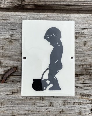 Gammeldags inspirerad toalett skylt med motiv av en pojke med potta. Vit med svart motiv. Bredd: ca 6cm Höjd: ca 8,5cm