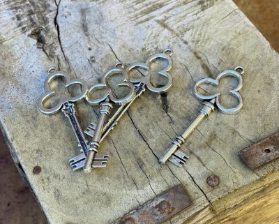 Nyckel att dekorera med för pynt och pyssel. I mindre modell i silver färgad dekorerad modell. Att sätta på paket eller hänga so